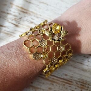 Elegant Gold Honeycomb Bracelet with Bee Accent